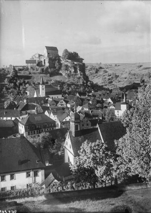 Vor Pottenstein im Jura : Pottenstein. Stadtansicht mit der kleinen Friedhofskirche St. Kunigund, der Bartholomäuskirche und der Burg. Blick über das Püttlachtal nach Südwesten