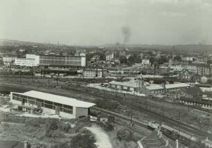 Dresden. Blick vom Hochhaus Weiskopfstraße 2 nach Nordwesten über die Gleiskurve am Bahnpostamt über Cotta zur Lößnitz