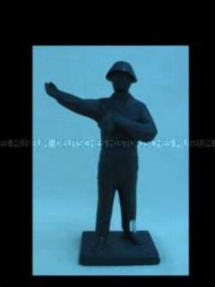 Kleinplastik eines NVA-Soldaten
