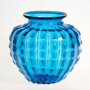 Blaue Vase mit gerippter Fadendekoration