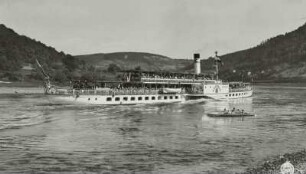 Personen-Seitenraddampfer "Leipzig" (1929; Werft Dresden-Laubegast) auf der Elbe bei Königstein. Schrägansicht von hinten