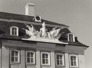Jagdschloss Hubertusburg, Eingangsflügel, Hoffront, Trophäengruppe (Sandstein)