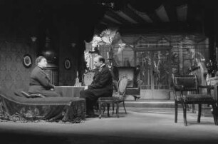 Szenenbilder aus dem Stück "Wassa Schelesnowa" von Maxim Gorki an den Kammerspielen Berlin Berliner Ensemble: "Wassa Schelesnowa" von M. Gorki mit Erwin Geschonneck als P. B. Charpow, Regie Berthold Viertel : Szene mit Therese Giehse in der Titelrolle