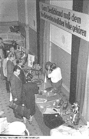 Bautzen. Nationaldemokratische Partei Deutschlands (NDPD), Bezirksparteitag, Begrüßungstafel, Ankunft der Delegierten auf dem Bahnhof, September 1956 & Nationaldemokratische Partei Deutschlands (NDPD) - Christlich Demokratische Union (CDU), September 1956