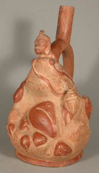 Applikation: anthropo-zoomorphe Figur; Relief: Schnecken und Vögel