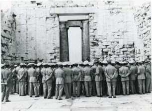 Militärs auf der Akropolis : Eine Gruppe Militärs vor einem antiken Portal auf der Akropolis.