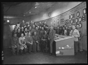 Industrie-Kraftwerk. Gruppenaufnahme der Belegschaft in der Schaltzentrale : Lauta (Niederlausitz). Industrie-Kraftwerk. Gruppenaufnahme der Belegschaft in der Schaltzentrale