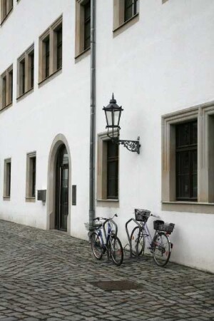 Dresden-Altstadt. Kanzleigäßchen 1. Teilansicht der Fassade mit Wandlaterne und abgestellten Fahrrädern