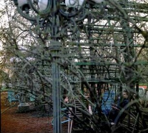 Parkbesucher auf Liegestühlen sitzend im Gorki-Park