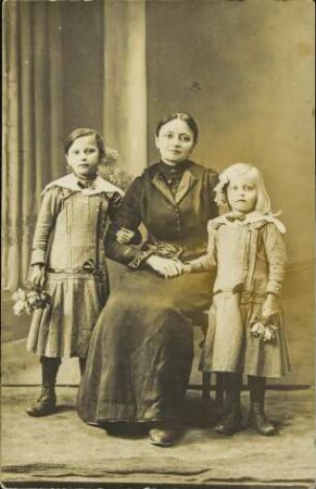 [Frau mit zwei Mädchen]