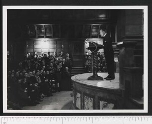 Porträtaufnahme Thomas Mann während einer Rundfunkansprache