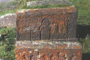 Grabstein mit figürlichen Darstellungen und Ornamenten