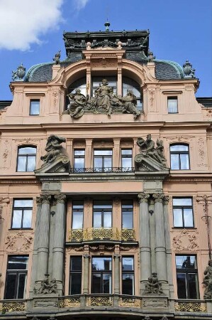 Geschäftshaus : Blick auf die reich geschmückte Fassade eines Wohn-und Geschäftshauses am Wenzelsplatz in Prag
