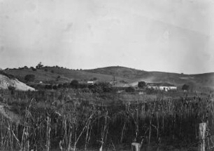 Fazenda : Eine Fazenda in Brasilien. Im Hintergrund bepflanzte Hänge von Hügeln.