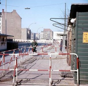Berlin, Übergang zur DDR am USA Checkpoint : Berlin. Grenzübergang zur DDR am USA Checkpoint