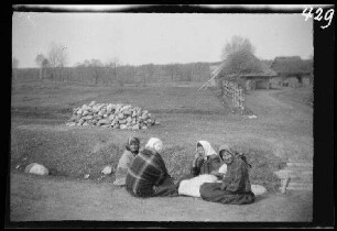 Knicie (?) (=Knieèiai, Litauen): 4 einheimische Frauen am Wegesrand ("Russische Bauernfrauen")