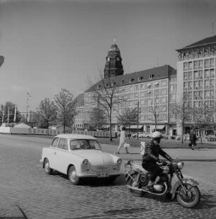 Dresden. Blick zur 5. Campingschau auf dem Grünstreifen der Leningrader Straße am Pirnaischen Platz