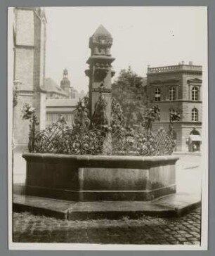 Görlitz. Ansicht des 1905 aufgestellten handgeschmiedeten Klosterbrunnen