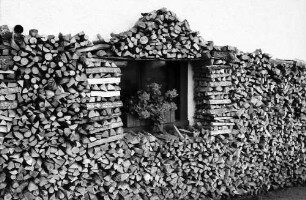 Dachsberg-Wolpadingen: Holzscheite um Bauernhausfenster