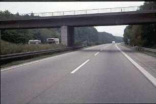 Hauptfahrbahn West (Karlsruhe Richtung Basel): Brücke Süd (Verteilerkreis) von Norden