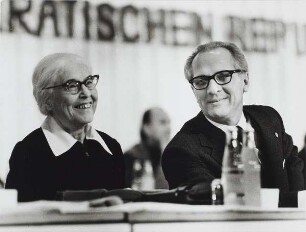 Anna Seghers und Erich Honecker : Portraitaufnahme während des VII. Schriftstellerkongresses der DDR