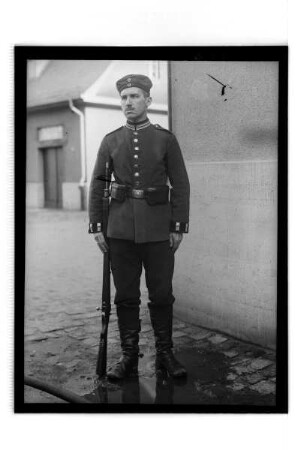 Kurt Beyer als Soldat : 1. Weltkrieg. Dr. Kurt Beyer als Soldat in Uniform und mit Gewehr, 1915/1916