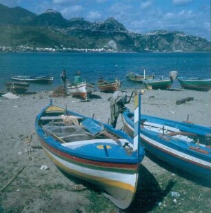 Sizilien. Naxos. Strand mit Fischerbooten