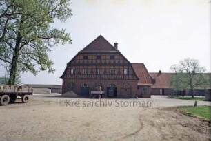 ehemaliges Gut Trenthorst-Wulmenau: Wulmenau: Dreiflügel-Stallanlage: Nordflügel, Giebelseite mit Toren: hinten rechts Querflügel
