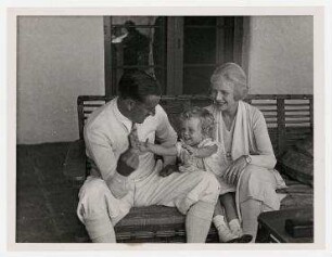 Die Schauspielerin Ann Harding mit ihrem Mann Harry Bannister und ihrer Tochter Jane in ihrem Haus in Hollywood. von links: Harry Bannister, Jane und Ann Harding
