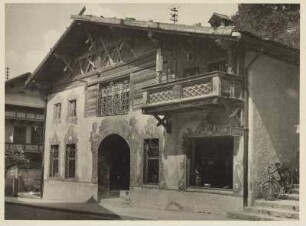Partenkirchen (Bayern).Lüftelmalerei an einem alten Wohn- und Geschäftshaus