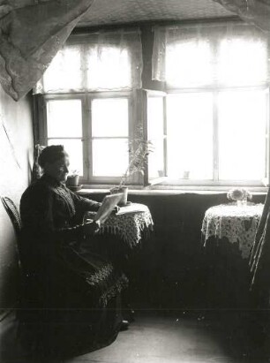 Meißen, lesende Frau am Fenster : Meißen. Zeitungslesende Frau am Fenster eines Hauses der Freiheit