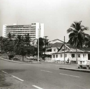Monrovia, Liberia. Straßenansicht mit Blick auf ein modernes Hotel
