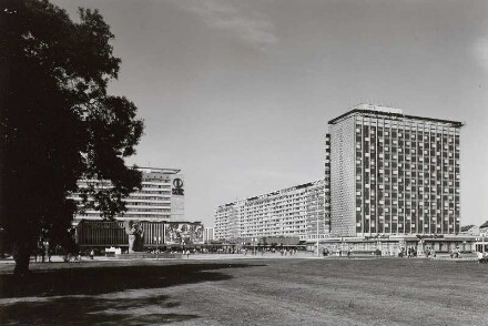                  Prager Straße, südlicher Teil mit Hotelbauten nach                 Nordost, 1976             