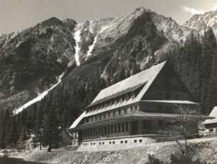 Hohe Tatra. Berghotel am Popradsker See gegen Popradsky hreben