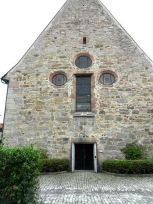 Stadtkirche-Langhaus Giebelseite West mit verschiedenen Fenstern und Schlitzscharte im Giebel