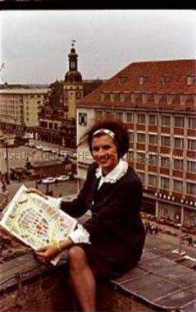 Leipziger Stadtführerin (Hostess) mit Stadtplan vor Marktplatz und altem Rathaus