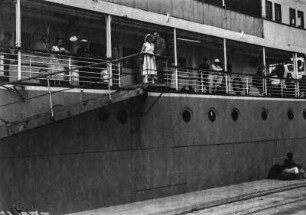 In Lobito : Blick zur Reling mit Passagieren an der Landungsbrücke des Dampfschiffes Usambara
