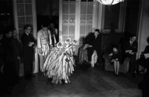 Bukarest: Rumänisches Adventsspiel, Reigen von Mitgliedern der Deutschen Botschaft, Tanz