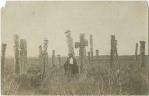 Holzfiguren auf einem Friedhof
