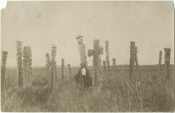 Figurines en bois dans un cimetière