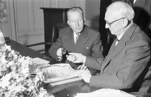 Freiburg: Partnerschaft der Industrie- und Handelskammern Colmar-Freiburg; H. Linnemann, Freiburg; Unterzeichnung der Urkunde