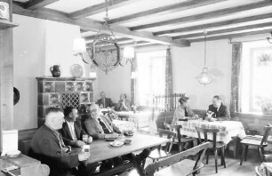 Glottertal: Gasthaus zum Hirschen; Gaststube mit Ofen