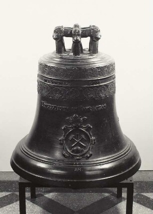 Häuerglöckchen vom Petridom in Freiberg : Häuerglöckchen vom Petridom in Freiberg (1756; Johann Gottfried Weinholdt aus Dresden, nach Glocke 1509 von O. Hilliger). Dresden, Ausstellung "Bergbau und Kunst in Sachsen, 1989". Kat.-Nr. 278