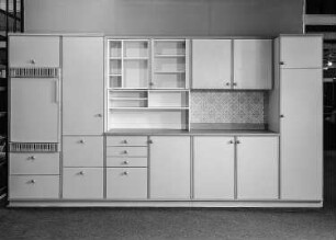 Anbauküche : Leipzig. Konsumgütermesse, 1986. Anbauküche. Holz, hellgrau beschichtet (1986; VEB Möbelkombinat Dresden-Hellerau)