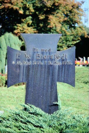 schwarzes Steinkreuz, Grabmal eines Artztes