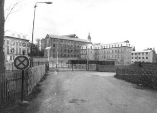 Bärenstein (Altenberg-Bärenstein). Grenzstraße. Geschlossener Grenzübergang nach Tschechien. Blick nach Vejprty (Tschechien)