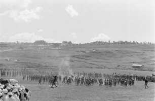 Maskalfest in Gonder : Blick auf die versammelten Menschen auf dem Festplatz in Gonder während des Maskalfests.