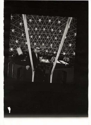 Deutscher Pavillon auf der Weltausstellung, Osaka: Kugelauditorium Innenansicht mit Fritz Bornemann