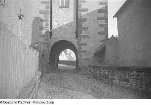 Reiseaufnahmen aus Meißen : Blick durch das untere Burgtor in Richtung Schlossbrücke