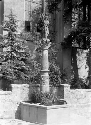 Rottweil, Christopherusbrunnen : Christopherusbrunnen. Stein (vor 1564). Rottweil, Friedrichsplatz